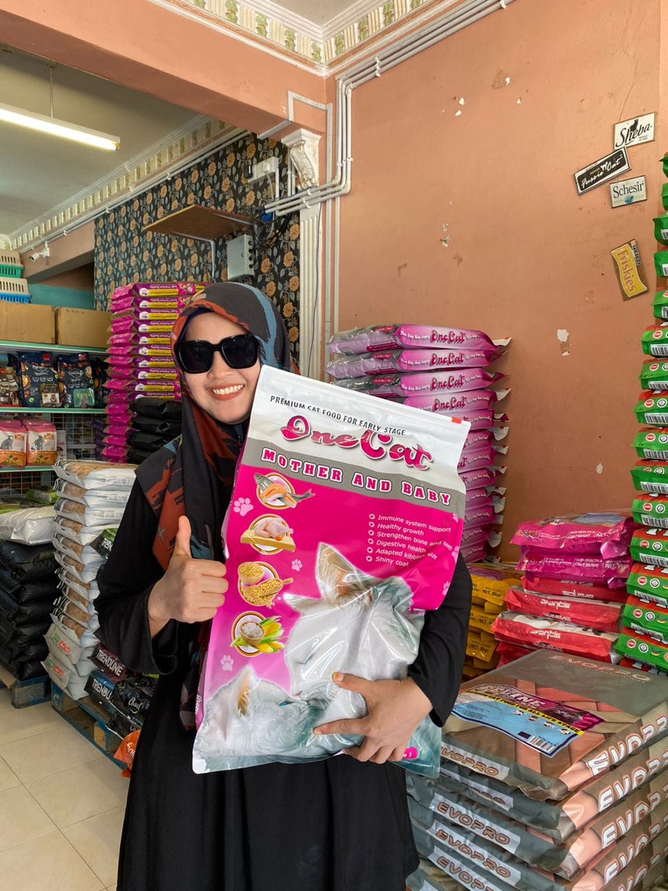 Pelanggan bersama produk OneCat